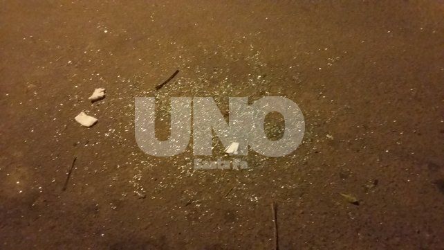 Los vidrios de la camioneta luego del impacto de los dos disparos