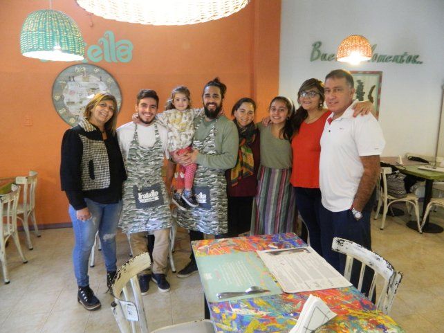 <b> Su apoyo.</b> Su familia: Alicia (mamá), Jorge (papá), Emmanuel, Luz y Sol, sus hermanos (falta Betania); Luisina, su esposa y Juana, su hija de tres años. En pocos meses, nacerá su hijo varón, León.