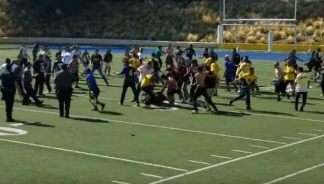 Barras arman zafarrancho en duelo de leyendas entre América y Pumas