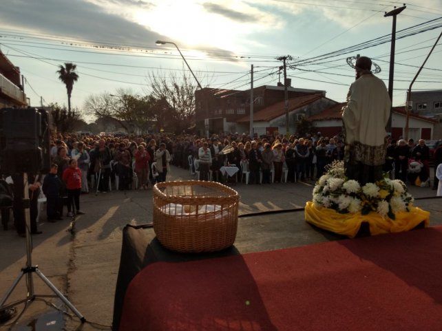 <b>Misa.</b> Cómodos y tranquilos, ante la imagen del santo, los fieles participaron de la celebración.