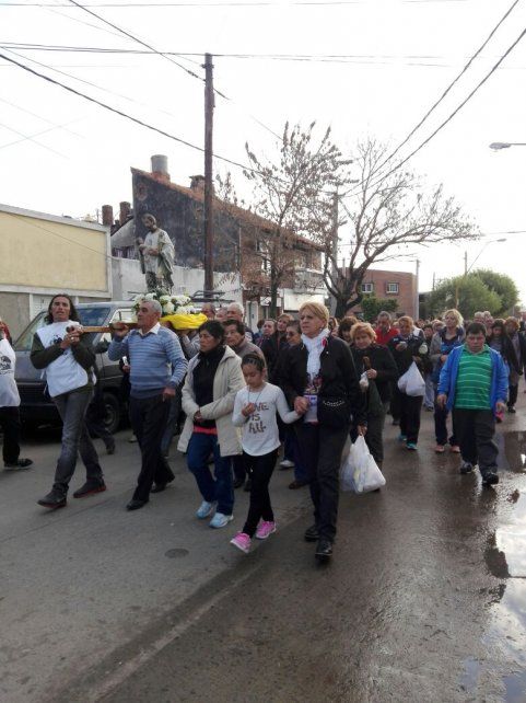 <b>Procesión.</b> Por las calles de Guadalupe Oeste, el santo fue escoltado por sus seguidores.